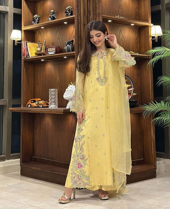 کنزہ ہاشمی زرد رنگ میں رنگ گئیں