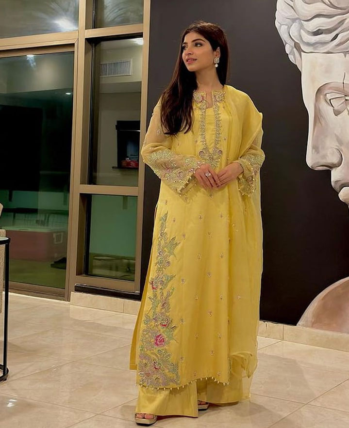 کنزہ ہاشمی زرد رنگ میں رنگ گئیں