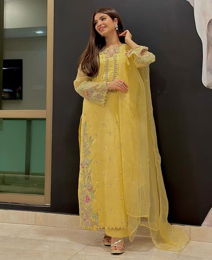 کنزہ ہاشمی زرد رنگ میں رنگ گئیں