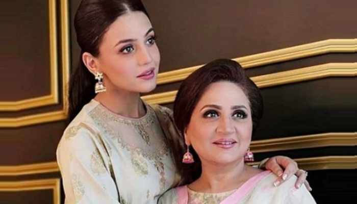زارا نور عباس کی والدہ نے مداحوں سے اہم انکشاف کردیا
